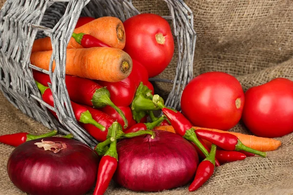 Warzywa świeże czerwone na tle worze — Zdjęcie stockowe