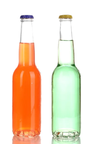 Вкусные напитки в бутылках, изолированных на белый — стоковое фото
