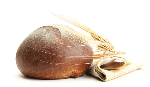 Pão de centeio saboroso com orelhas, isolado em branco — Fotografia de Stock