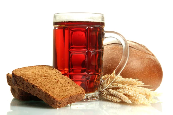 Tankard of kvass and rye breads with ears, isolated on white — Stock Photo, Image