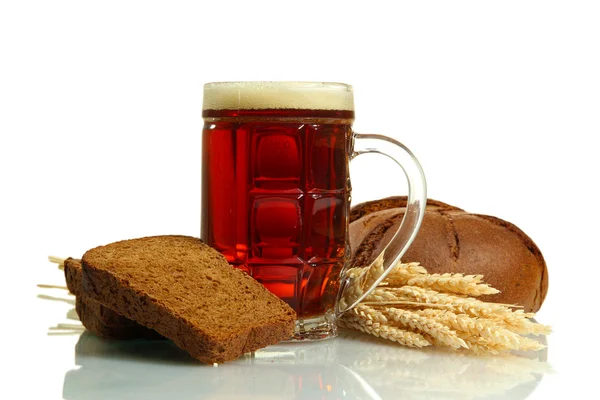 Tankard of kvass and rye breads with ears, isolated on white — Stock Photo, Image