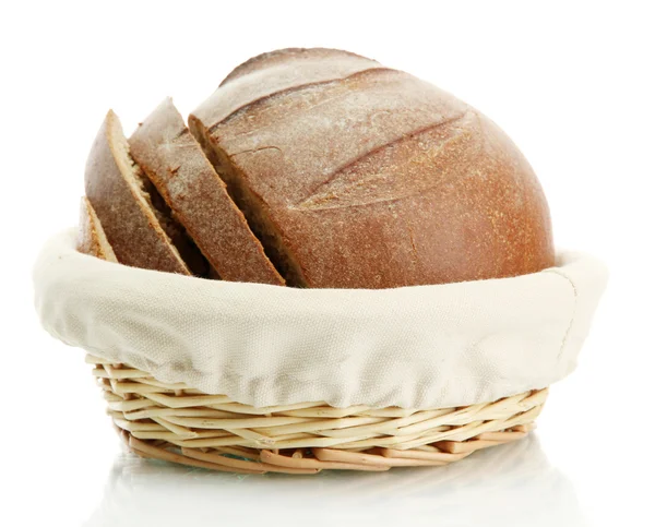 Смачний нарізаний житній хліб в кошику, ізольований на білому — стокове фото