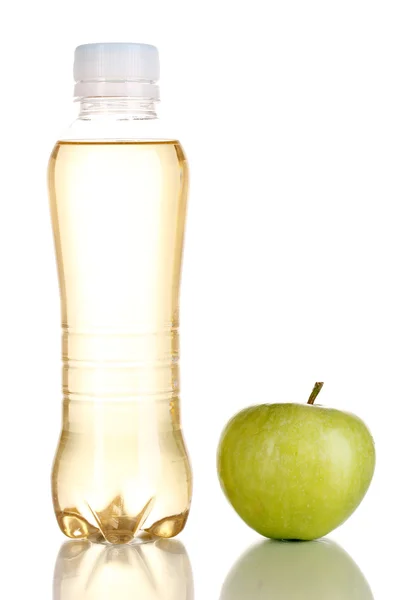 Delicioso zumo de manzana en botella de plástico y manzana junto a ella aislado en wh — Foto de Stock