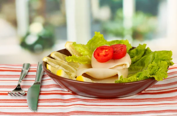 Calamares hervidos con verduras en el plato en primer plano mantel —  Fotos de Stock