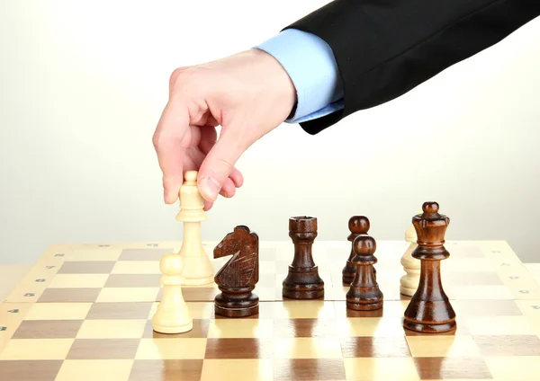 Επιχειρηματίας που παίζει σκάκι που απομονώνονται σε λευκό — Φωτογραφία Αρχείου