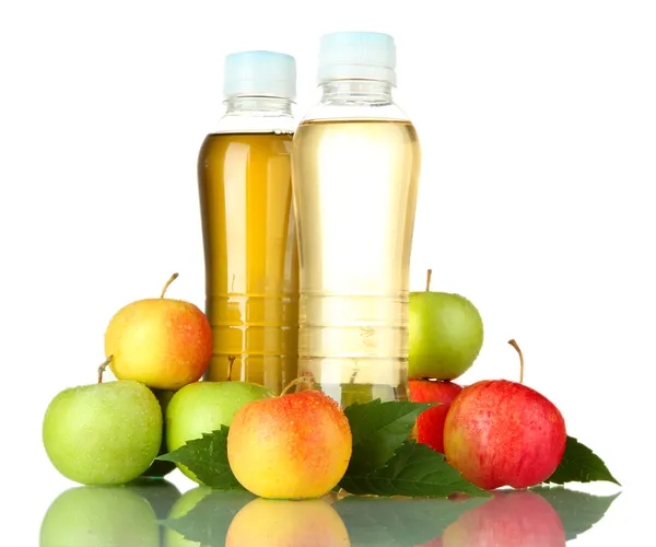Två flaskor juice med söta äpplen, isolerad på vit — Stockfoto