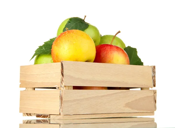 Pommes douces dans une caisse en bois, isolées sur blanc — Photo