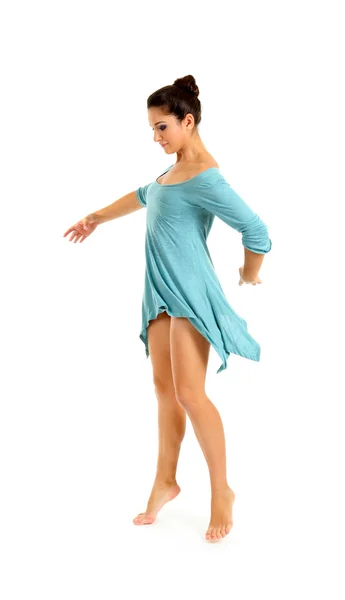 Unga vackra dansare i en blå klänning som isolerad på vit — Stockfoto