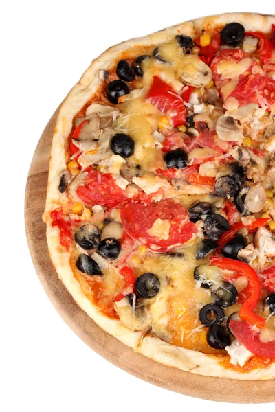 Pizza savoureuse aux légumes, poulet et olives en gros plan isolé sur blanc — Photo