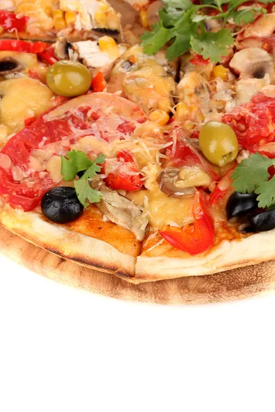 Вкусная пицца с овощами, курицей и оливками крупным планом — стоковое фото