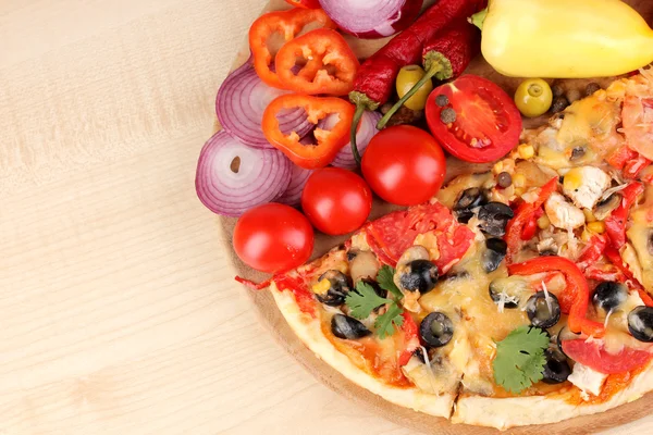 Leckere Pizza mit Zutaten in Nahaufnahme auf Holztischhintergrund — Stockfoto