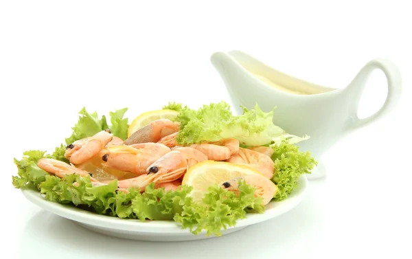 Boiled shrimps with lemon and lettuce leaves on plate and sauce, isolated o — Stock Photo, Image