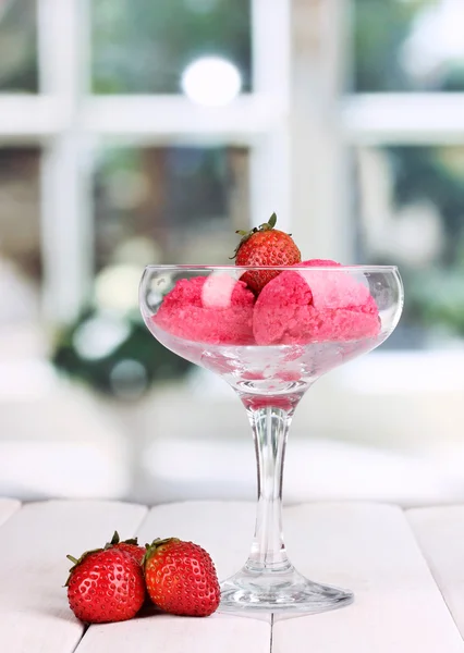 Delicioso helado en la mesa de madera en la cafetería — Foto de Stock