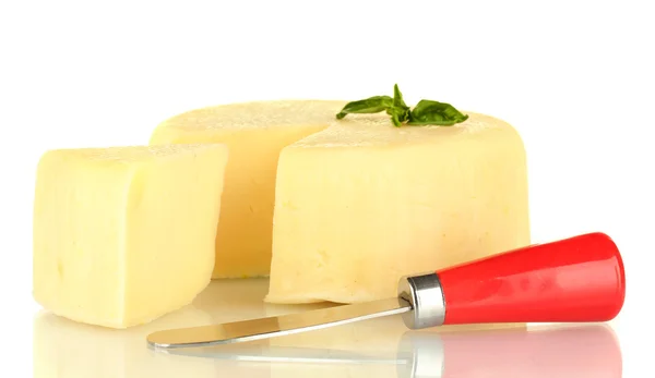 Mozzarella in Scheiben geschnitten mit Messer isoliert auf weiß — Stockfoto