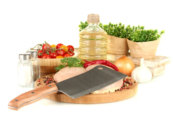 Composición de carne cruda, verduras y especias aisladas sobre blanco —  Fotos de Stock