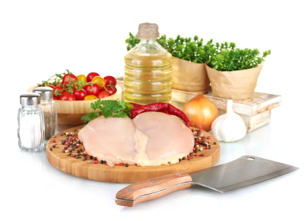 Zusammensetzung von rohem Fleisch, Gemüse und Gewürzen isoliert auf weiß — Stockfoto