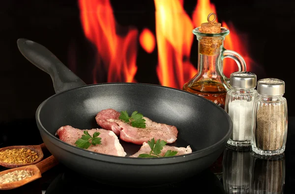 Zusammensetzung von rohem Fleisch und Gewürzen auf schwarzem Hintergrund Nahaufnahme — Stockfoto