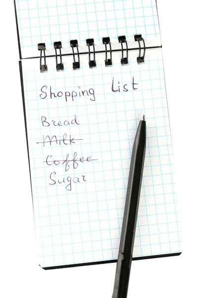 Lista de compras en un cuaderno sobre fondo blanco de cerca —  Fotos de Stock