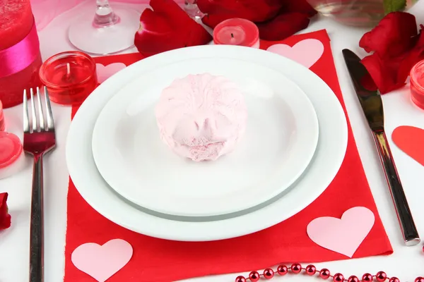 Table setting in honor of Valentine's Day close-up — Stock Photo, Image