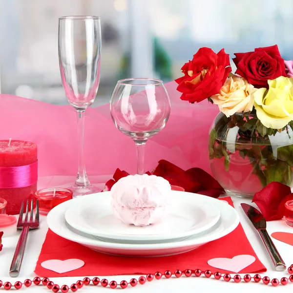 Apparecchiare la tavola in onore di San Valentino sullo sfondo della stanza — Foto Stock