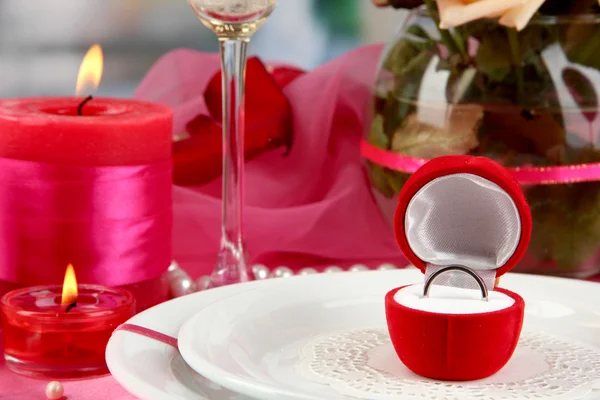 Kroužek v dárkové krabičce na slavnostní stůl Valentýn na pokoj poza — Stock fotografie