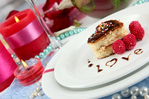 Tabel instelling ter ere van Valentijnsdag close-up op kamer achtergrond — Stockfoto