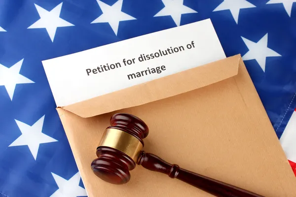 Указ о разводе и конверт на фоне американского флага — стоковое фото