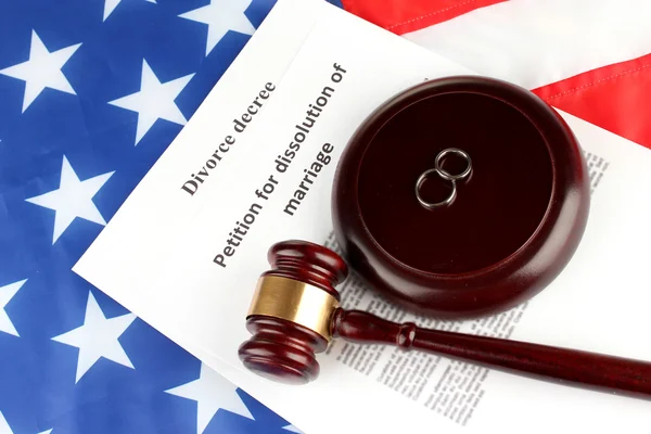 Decreto de divórcio e martelo de madeira no fundo da bandeira americana — Fotografia de Stock