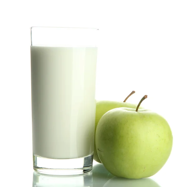 Vaso de kéfir y manzanas verdes, aislado sobre blanco — Foto de Stock