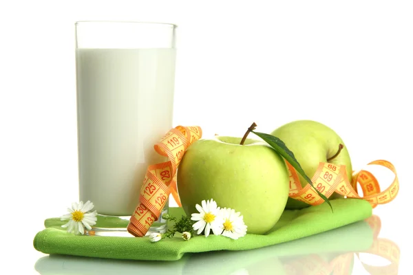 Glas van kefir, groene appels en meetlint geïsoleerd op wit — Stockfoto