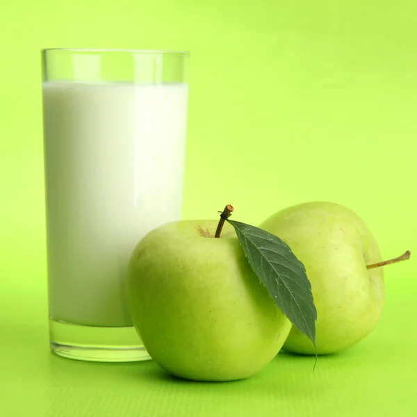 Vaso de kéfir y manzanas, sobre fondo verde — Foto de Stock