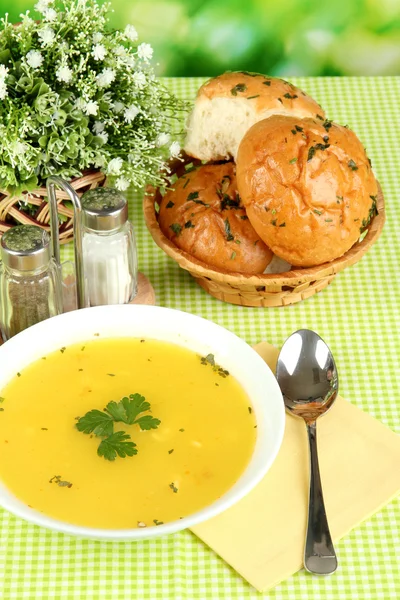 Sopa fragante en plato blanco sobre mantel verde sobre fondo natural clos — Foto de Stock