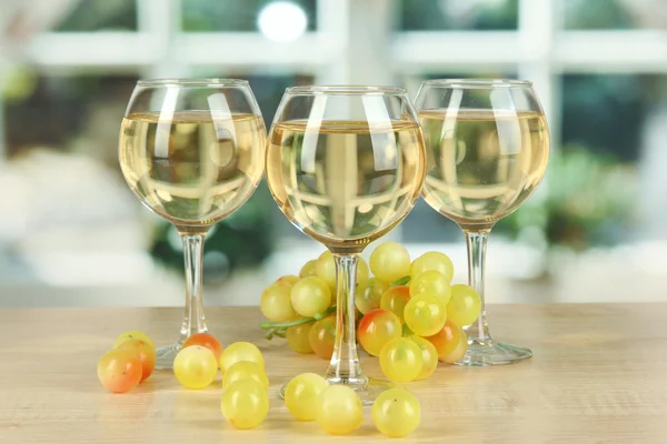 Witte wijn in glazen op achtergrond van venster — Stockfoto