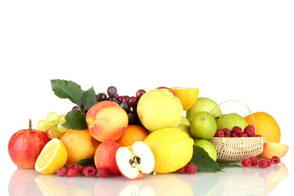 Egzotik meyve ve çilek, beyaz izole çeşitleri — Stok fotoğraf