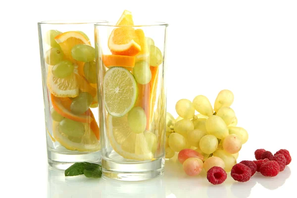 Copos transparentes com frutas cítricas, isolados em branco — Fotografia de Stock