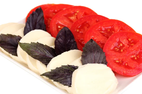 Sabrosa mozzarella con tomates en plato aislado en blanco — Foto de Stock