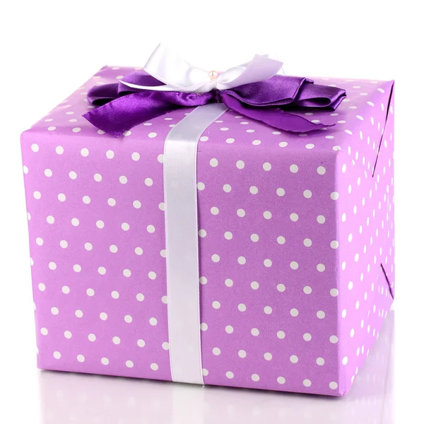 Fiyonklu üzerinde beyaz izole mor renkli hediye paketi — Stok fotoğraf