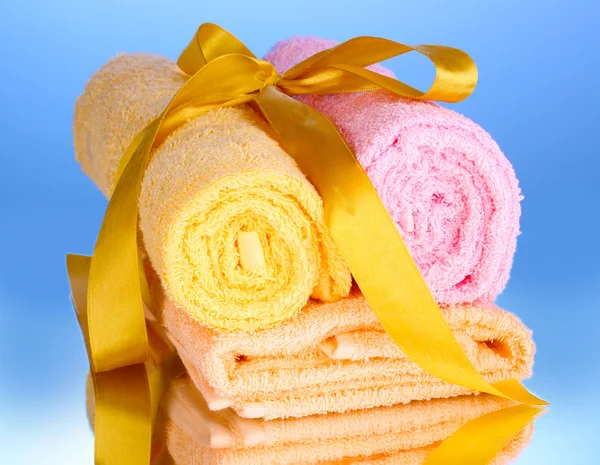 Kolorowe ręczniki z taśmy na niebieskim tle — Zdjęcie stockowe