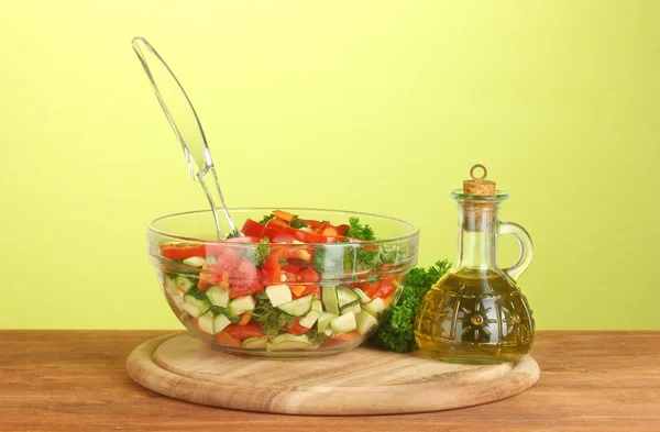 Salada fresca e óleo sobre fundo verde — Fotografia de Stock