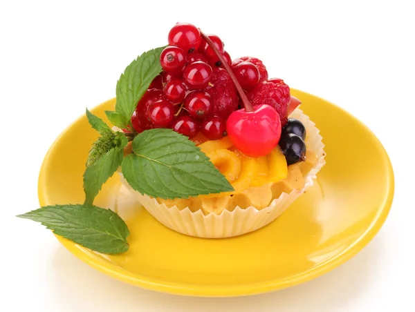 Torta di Dulcet con frutta e bacche isolate su bianco — Foto Stock