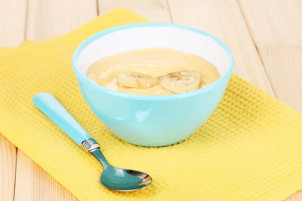 Yoghurt met banaan op houten tafel — Stockfoto