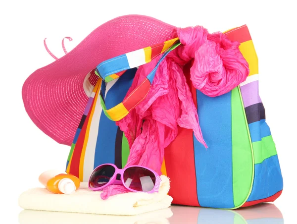 Strandtasche mit Zubehör isoliert auf weiß — Stockfoto