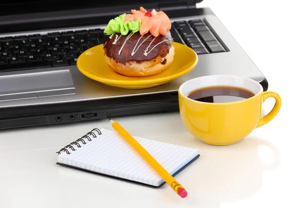 Comer no local de trabalho perto do laptop — Fotografia de Stock