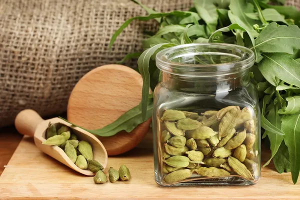 Vaso di cardamomo verde con razzo su sfondo tela primo piano — Foto Stock