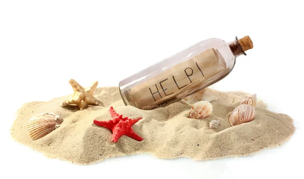 Bouteille en verre avec note à l'intérieur sur sable isolé sur blanc — Photo