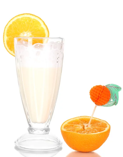 Delicioso batido de leche con naranja aislado en blanco —  Fotos de Stock