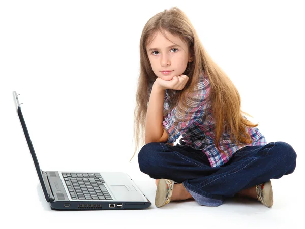 Mooi meisje met laptop geïsoleerd op wit — Stockfoto