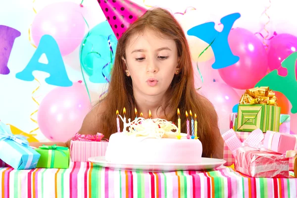 Pequena menina bonita comemorar seu aniversário — Fotografia de Stock