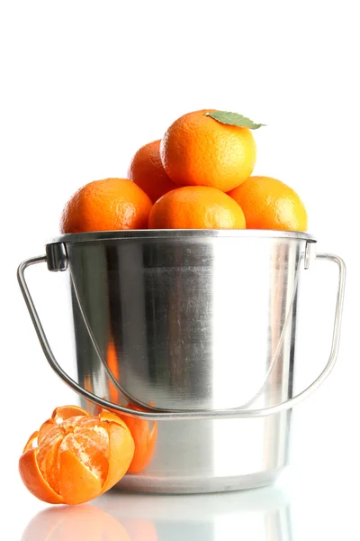 Mandarini maturi in secchio di metallo isolato su bianco — Foto Stock