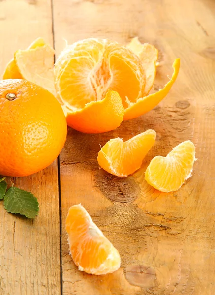 Ahşap zemin üzerinde olgun, lezzetli mandalinalar — Stok fotoğraf